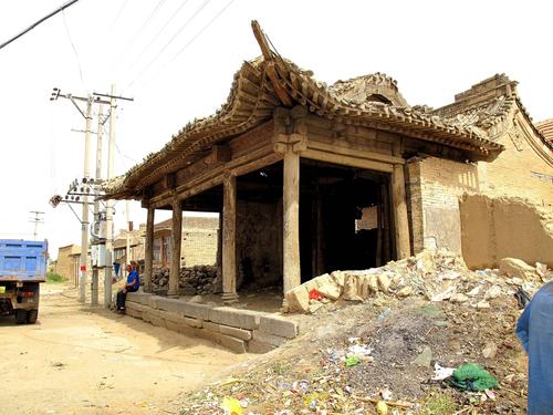 山西阳高县罗文皂公社吴家堡村北京女知青返乡探望村中乡亲,重回故土