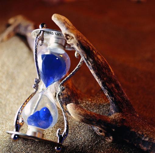 紫色沙漏:高贵的爱情,细水长流,相伴一生.