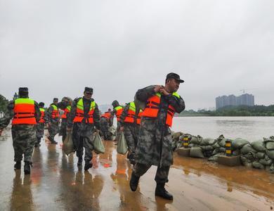 郑州:抗洪抢险 奋战一线