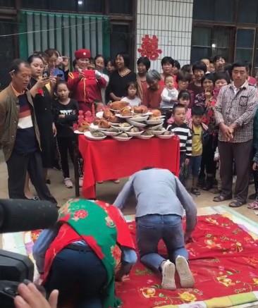 无意中参加了农村婚礼,却看到两个男人拜天地,得知原因后惊呆了
