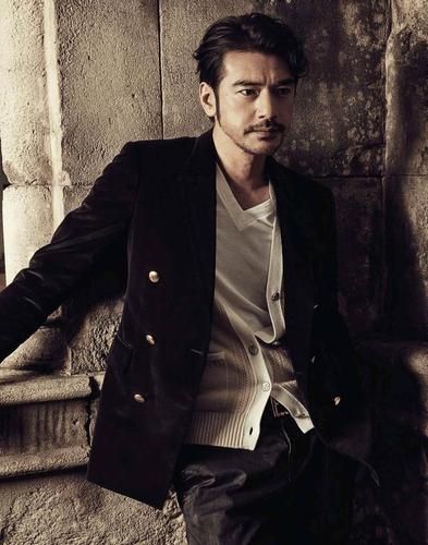 金城武棱角分明的帅脸,再加上独特的贵族感,跟赌王气质确实有几分相似