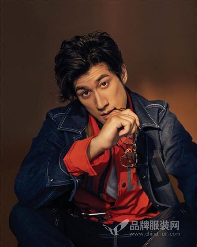 "行走的百科全书"李治廷登上了《周末画报》封面