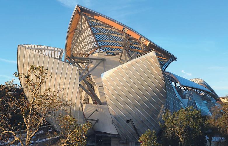 这个由美国著名"结构主义"大师frank gehry设计的项目从2007年公布