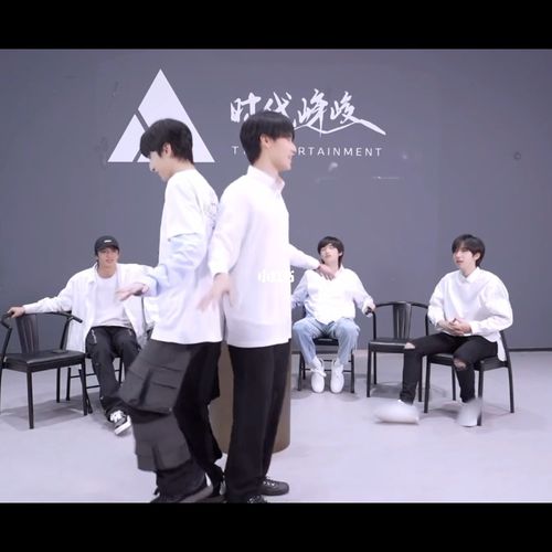 竹马背靠背,可可爱爱,默契十足!_张真源_严浩翔__娱乐