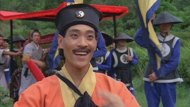 僵尸叔叔中陈友饰演的四目道长僵尸先生中林正英饰演的九叔