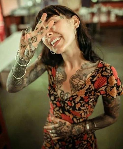 这是多么伤害女权的行为.come on!女生纹身,早就不是新鲜