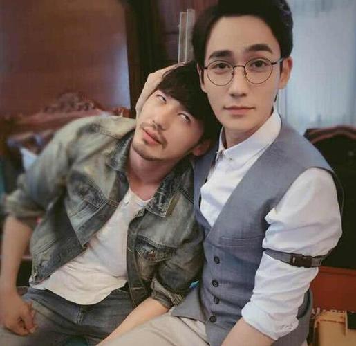 参观朱一龙住的豪宅,家里只刷大白墙,现实中和白宇也是好朋友