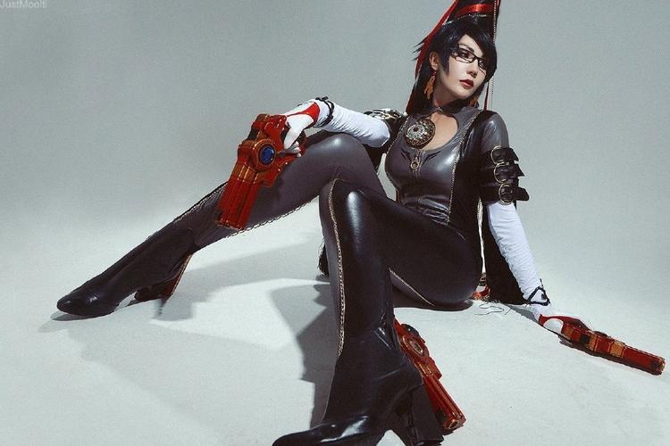 国外美女cos《猎天使魔女》贝姐 衣着大胆展露好身材