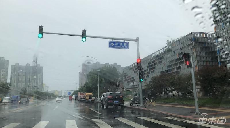 特斯拉挑战北京雨天被五个红绿灯整傻眼了