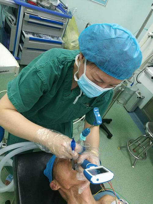 麻醉科黄杰医生在进行可视喉镜下气管插管