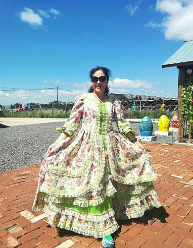 穿上俄罗斯美女的裙子嘚瑟一下