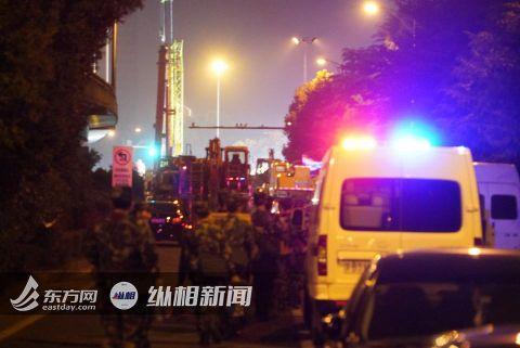 无锡一高架发生坍塌事故现场 初步判定为运输车超载所致