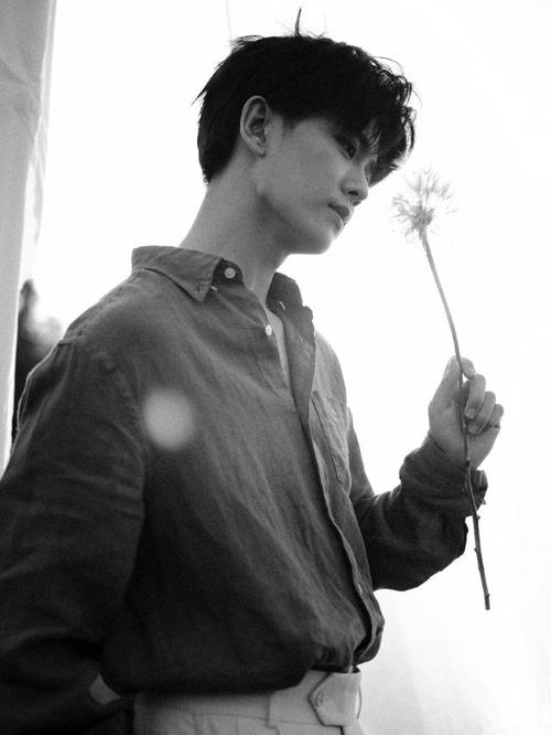 任嘉伦杂志侧拍花絮照公开 文艺男青年的下颌线戳爆苏