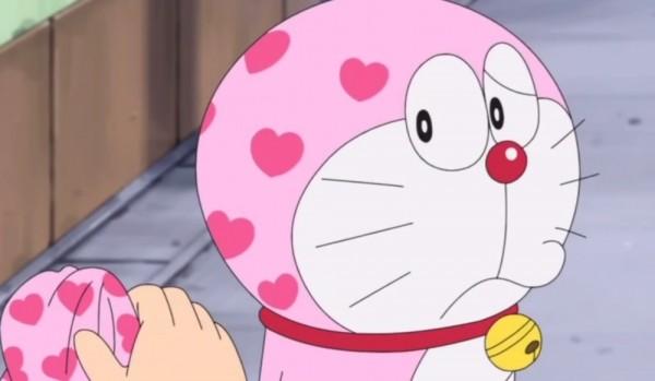 那么这黄色带着小花的皮肤就让哆啦a梦看起来活力满满, 还有一个粉色