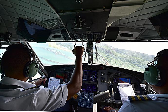 【5】第一次看着飞机驾驶员手动操纵飞机,心里不免有些紧张.