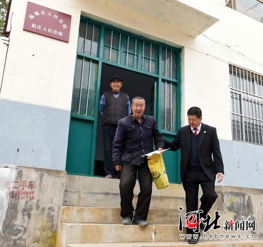 10月31日,临城县赵庄人民法庭法官王东辉将行动不便的来访老人送出