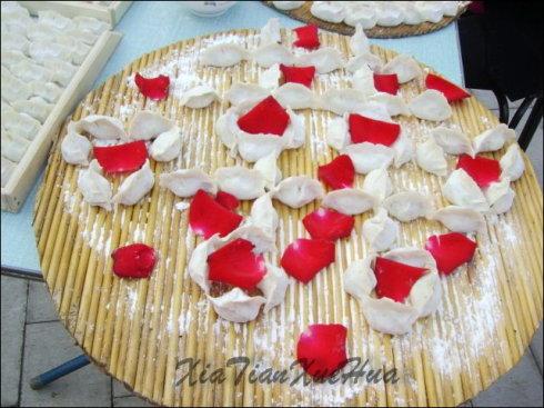 6,她们用饺子摆的喜字,两边一边一个心,这是他们那的风俗,我也没问