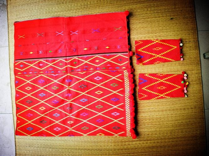 琳琅满目的景颇族织锦作品,清晰地显露了传统织锦的脉络.