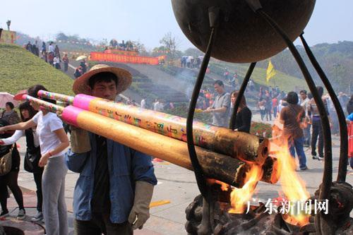 烧香香灰搭在一起图解