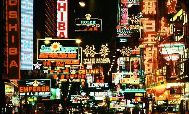 迪拜的夜景看起来也十分的昂贵,高楼林立光辉交错,被霓虹装点的繁华