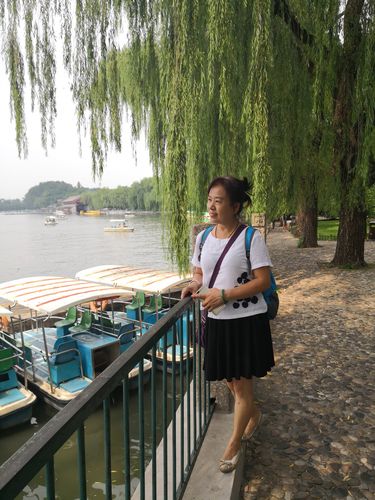 李红霞在北京的北海公园留影.2018-7-28.