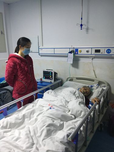 照片是:2020年3月1日晚上老太太在岳阳市第四人民医院住院治疗期间