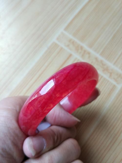 天然岫玉鸡血石手镯大红色本命年旺夫玉镯子送礼52mm