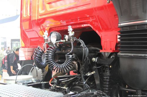 上汽依维柯红岩杰狮m100 290马力牵引车 10.5米顶开厢式半挂车