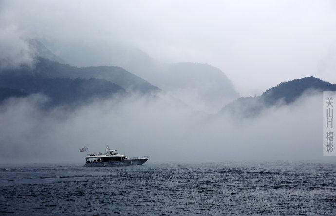 霏霏细雨日月潭