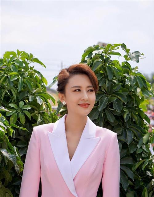 美女主持张蕾晒旅游美照粉色小衫优雅又迷人41岁肌肤超白嫩