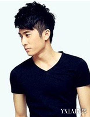 一款极具潮感的男生无鬓角发型样式,演绎街头潮男形象,帅气又有回头率