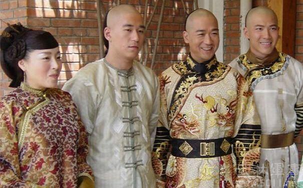 电视剧《少年宝亲王》弘昼(左2)剧照