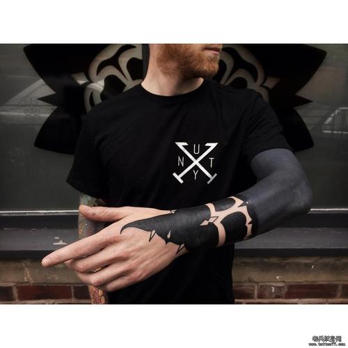 手臂黑色图腾纹身图片