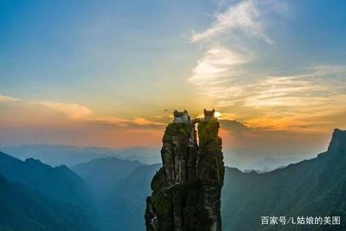 "奇特的红云金顶"