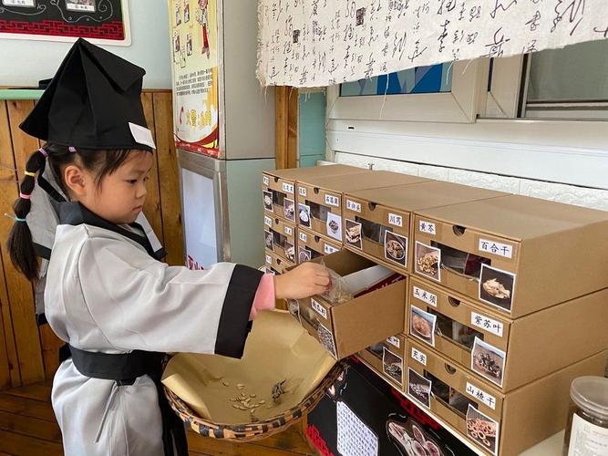 幼儿园里孩子角色扮演感受中医文化