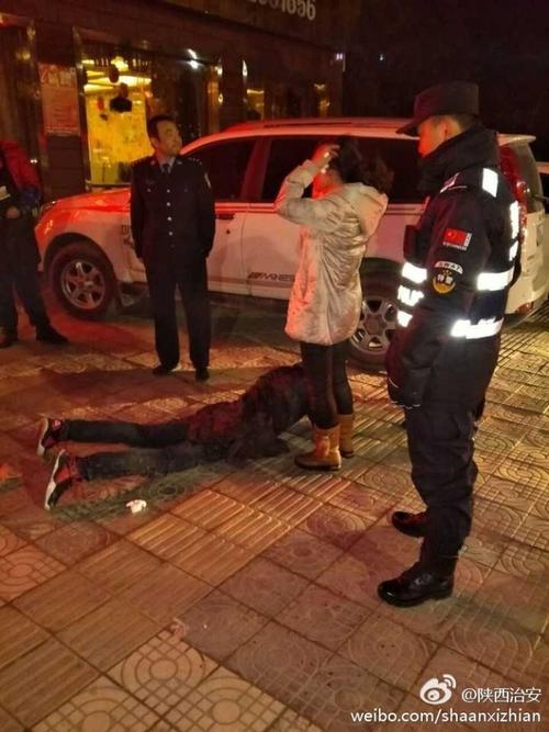 1月11日23时许,110接报,渭南站北路四号信箱丁字口有人持刀打架.