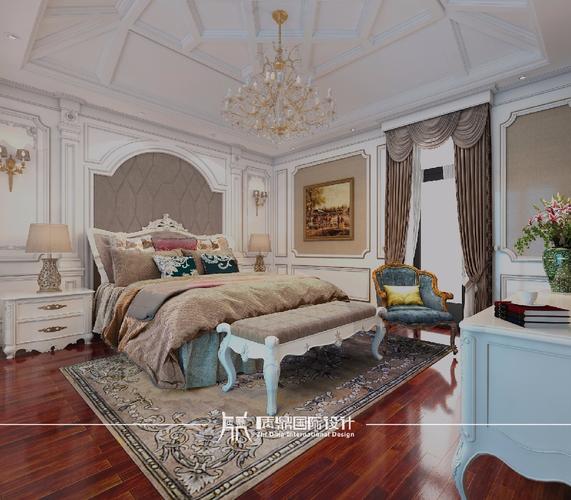 卧室装饰像是一个公主房,让人感觉沉浸在迪士尼城堡之中.