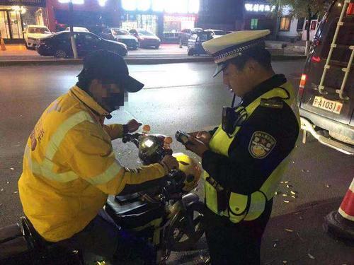 银川交警联合美团外卖开展"文明骑手"活动