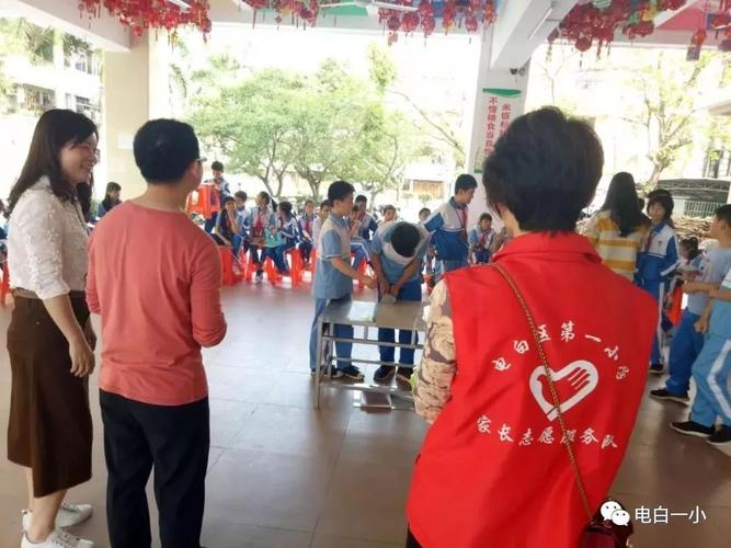 家长志愿者带学生参加学校科技比赛活动家长志愿者参与学校校园文化