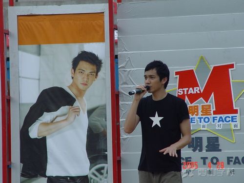 【视频】钟汉良穿校服录《我去上学啦》 网友找出十年