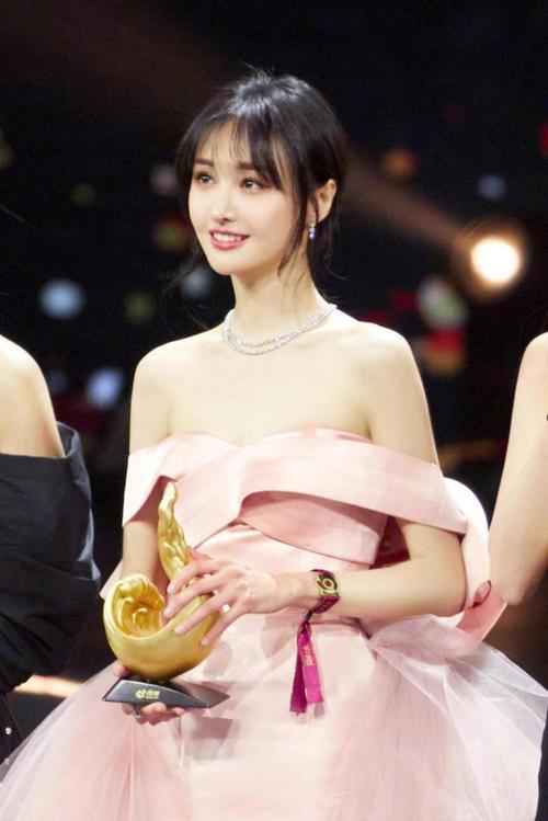 认真经营事业的郑爽越来越美了!抹胸裙配钻石项链,星