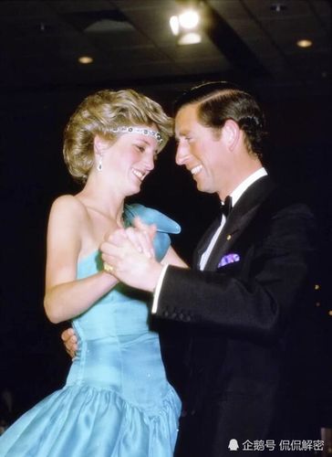 被戴安娜王妃美到了!穿优雅礼服搭配华丽首饰,尽显王室高贵气质