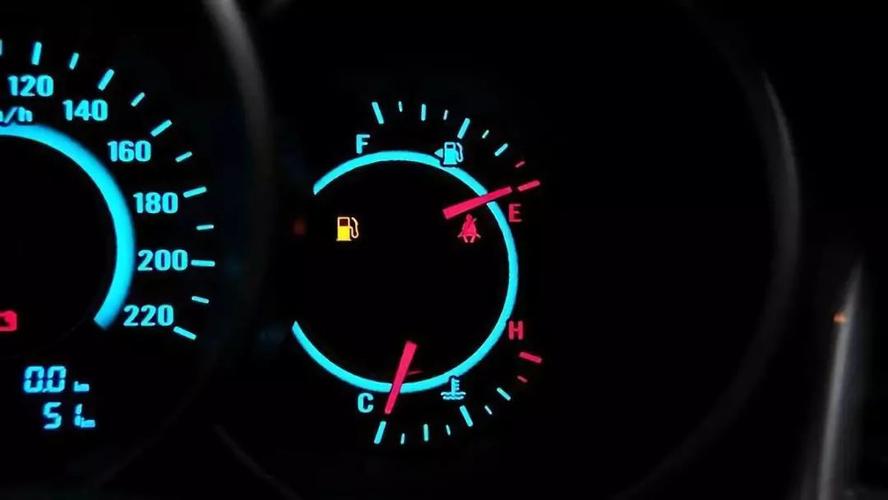 一般情况下的汽车油表指针到红线的时候,车的油箱里大概还有10%的油量