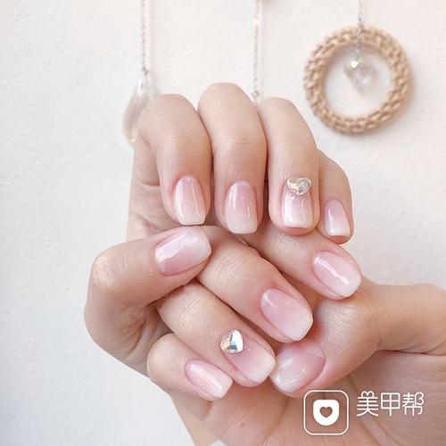 方圆形白色渐变钻美甲图片