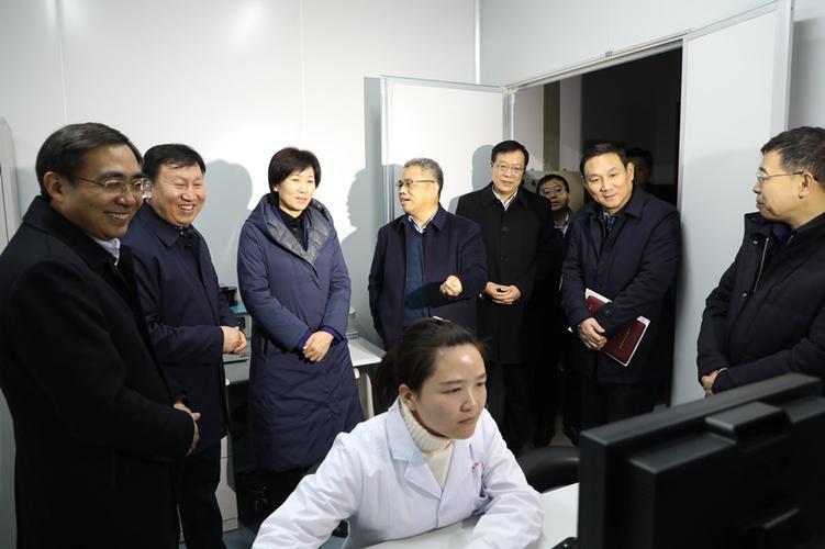 校党委副书记张宝明主持会议开封市委常委,组织部部长刘汉征通报开封
