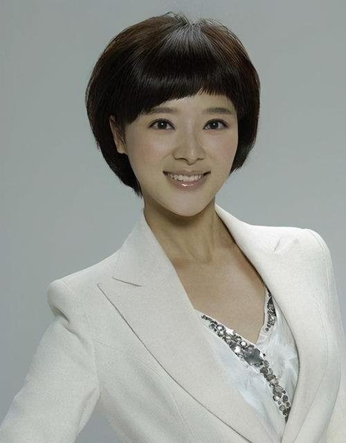 央视主持人胡蝶,弃保研进央视,嫁给大12岁秦岚初恋成人生赢家_手机