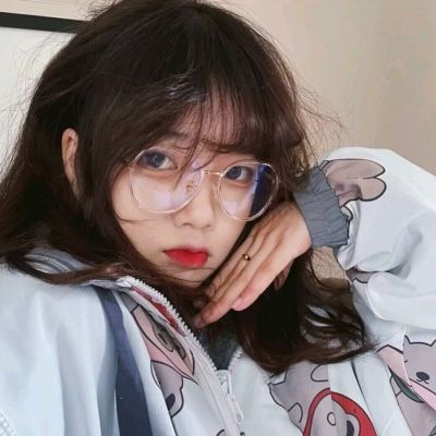 眼镜宝藏女孩可爱且拽姐