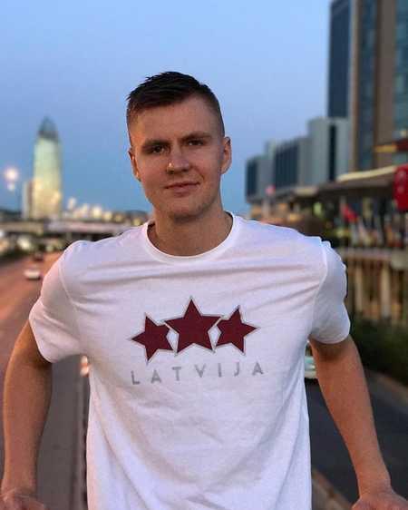 恩比德在波尔津吉斯的社交媒体评论:来 76 人?