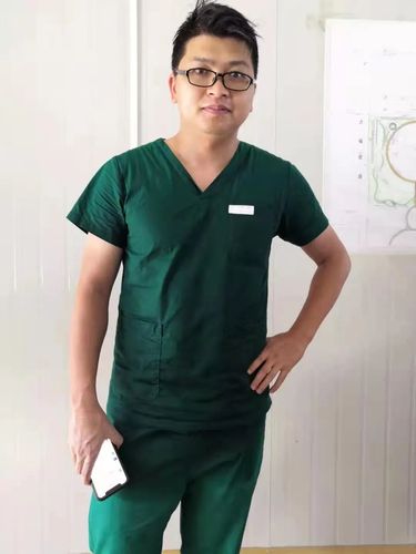 实验室黄浩医生脱去防护服已是全身湿透