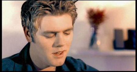 西城男孩主唱布莱恩是哪一个啊 就拿他们几个坐在椅子